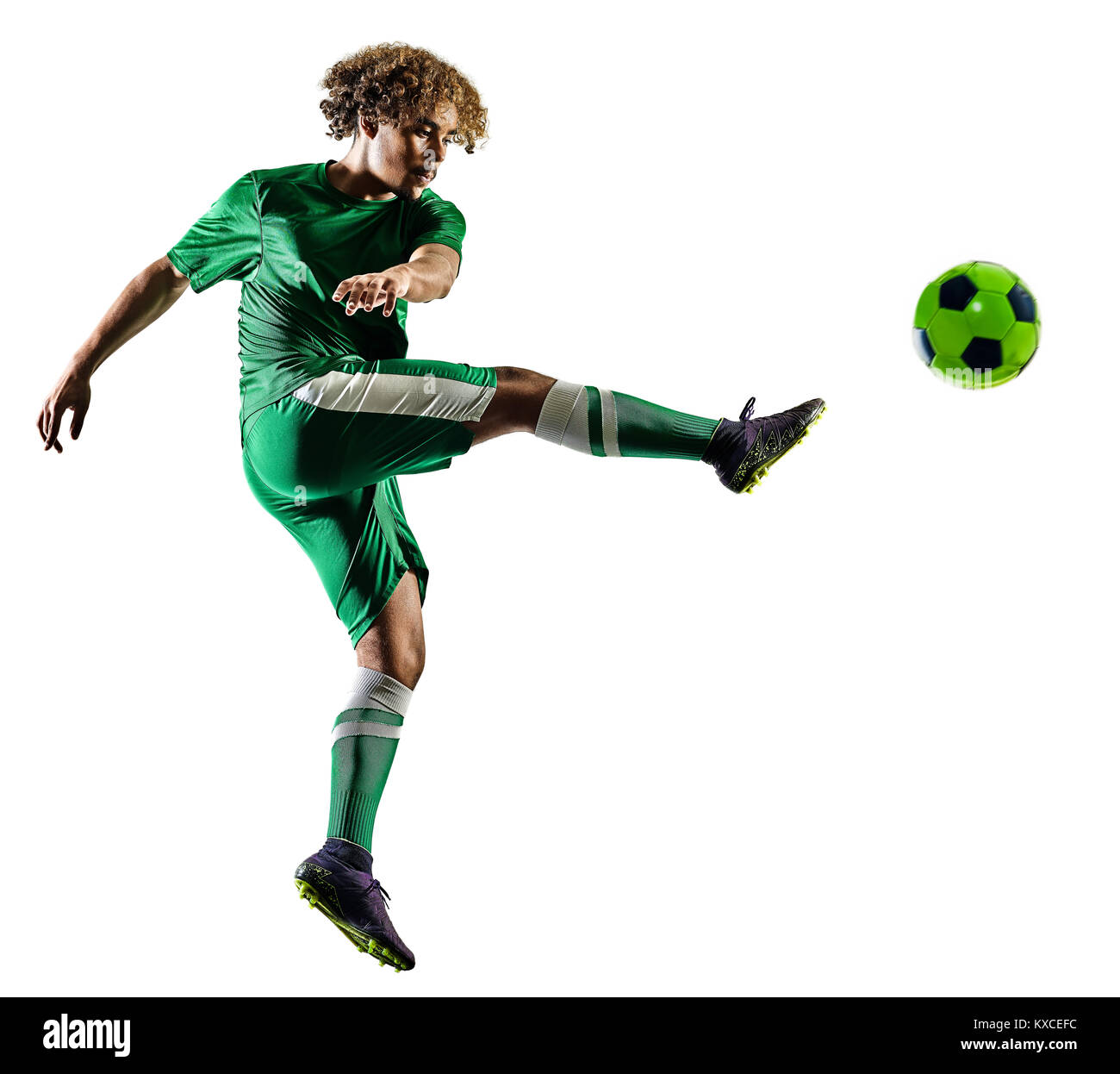 Einem gemischten Rennen junger Teenager Fußballspieler Mann spielt in Silhouette auf weißem Hintergrund Stockfoto