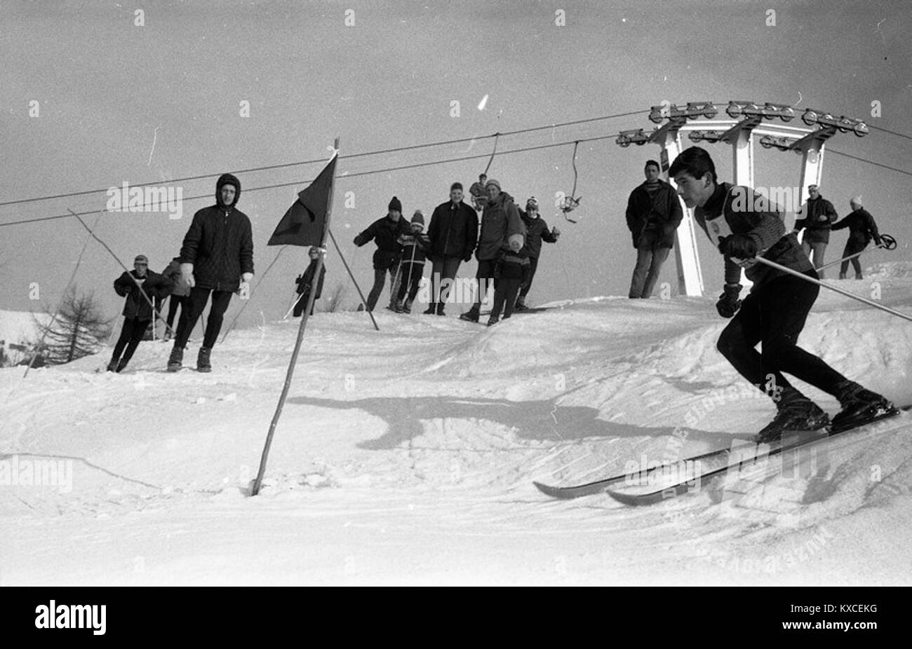 Foto vom Riesenslalomwettbewerb 1965 in Črni vrh in der Nähe von Jesenice, Slowenien, bei dem Athleten während eines nationalen Sportereignisses Ski fahren. Stockfoto