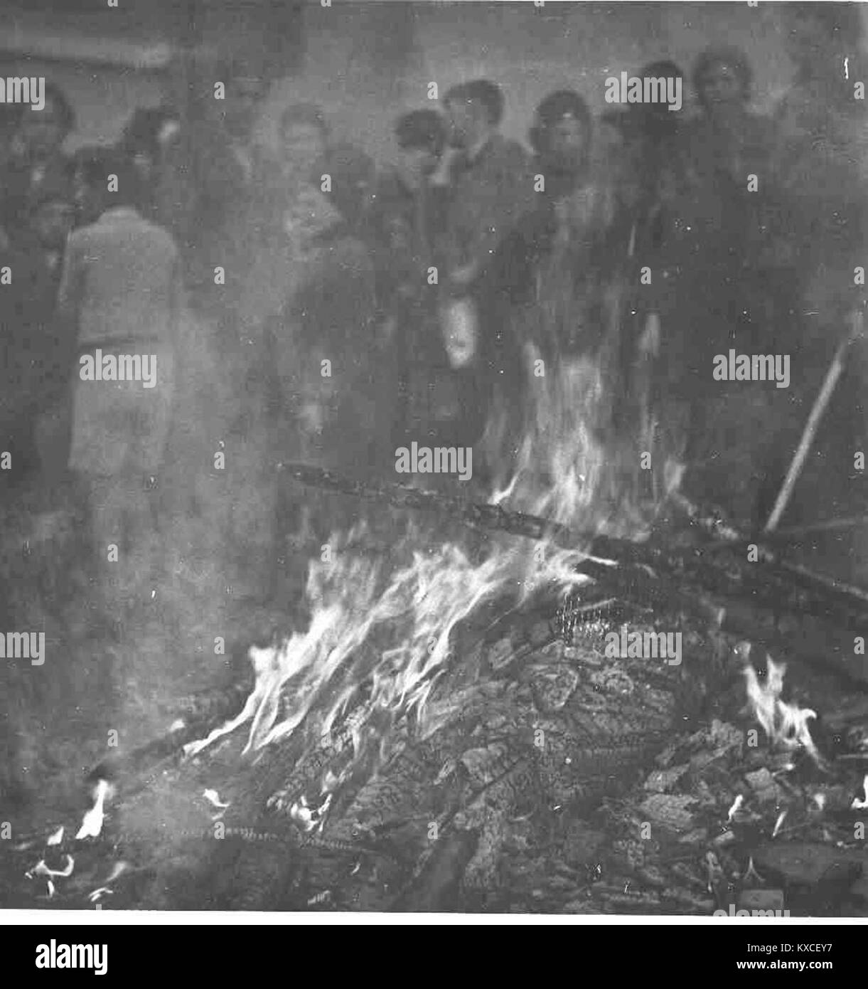 Ein Foto aus dem Jahr 1940, das die traditionelle Osterfeuerzeremonie in Slowenien zeigt, zeigt Geistliche und Gläubige, die an einem christlichen Ritual des Lichts und der Erneuerung teilnehmen. Stockfoto