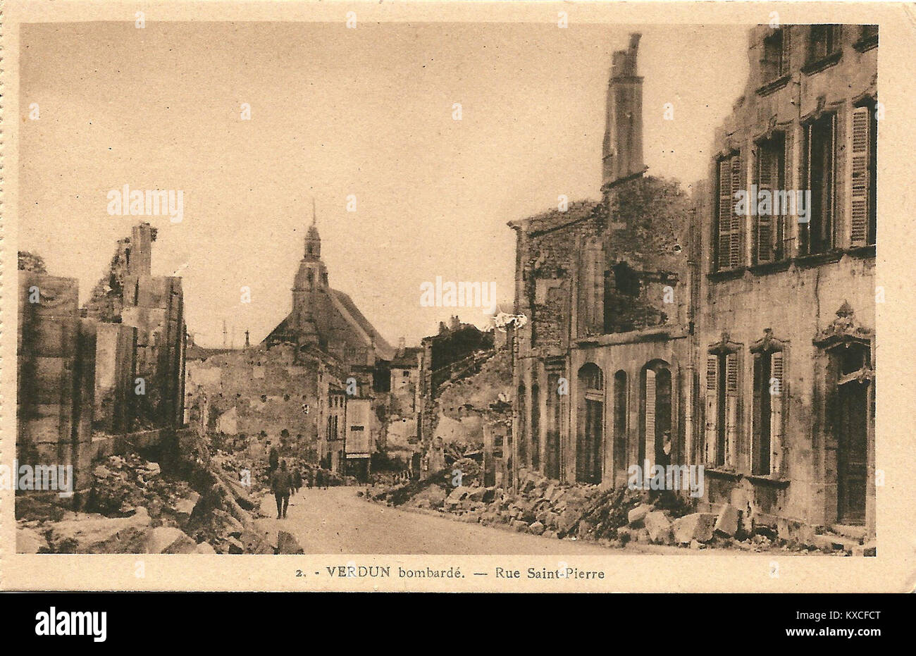 Ein historisches Foto von Verdun, Frankreich, das die Stadt nach dem Bombardement um 1918 während des Ersten Weltkriegs zeigt. Stockfoto