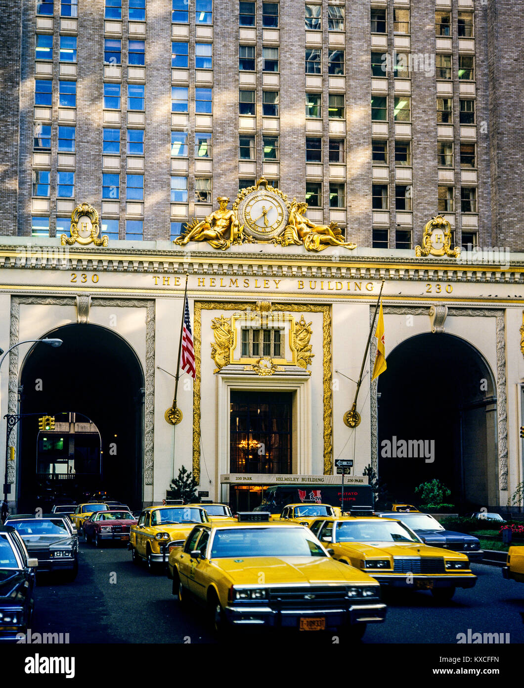 New York 1980s, das Helmsley-Gebäude, Beaux-Arts-Fassade im Architekturstil, 230 Park Avenue, gelbe Taxis, Manhattan, New York City, NY, NYC, USA, Stockfoto