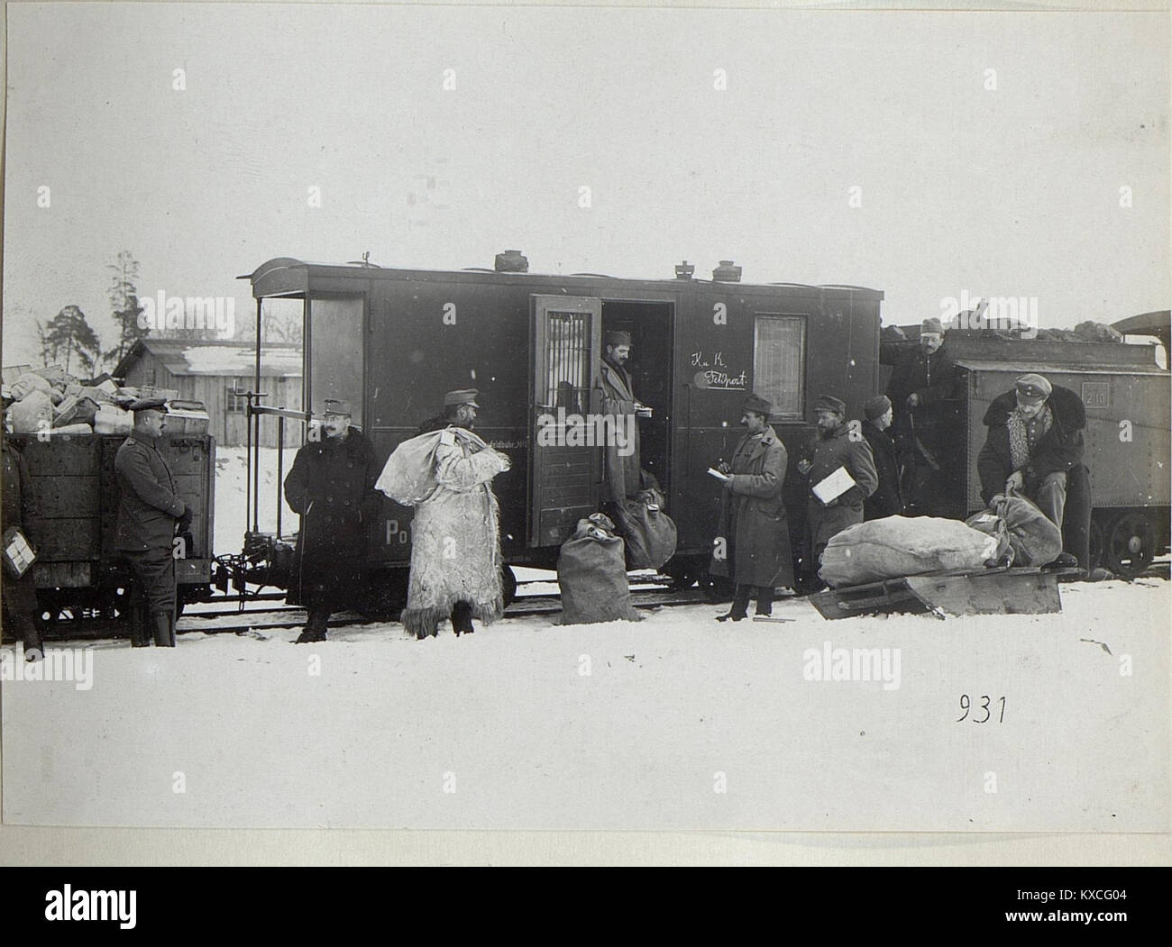 Dieses Foto zeigt Verladevorgänge in Galicien (Österreich-Ungarn) zwischen 1914 und 1918 und zeigt den Güterumschlag oder die Güterverkehrstätigkeit im Eisenbahnverkehr während des Krieges. Stockfoto