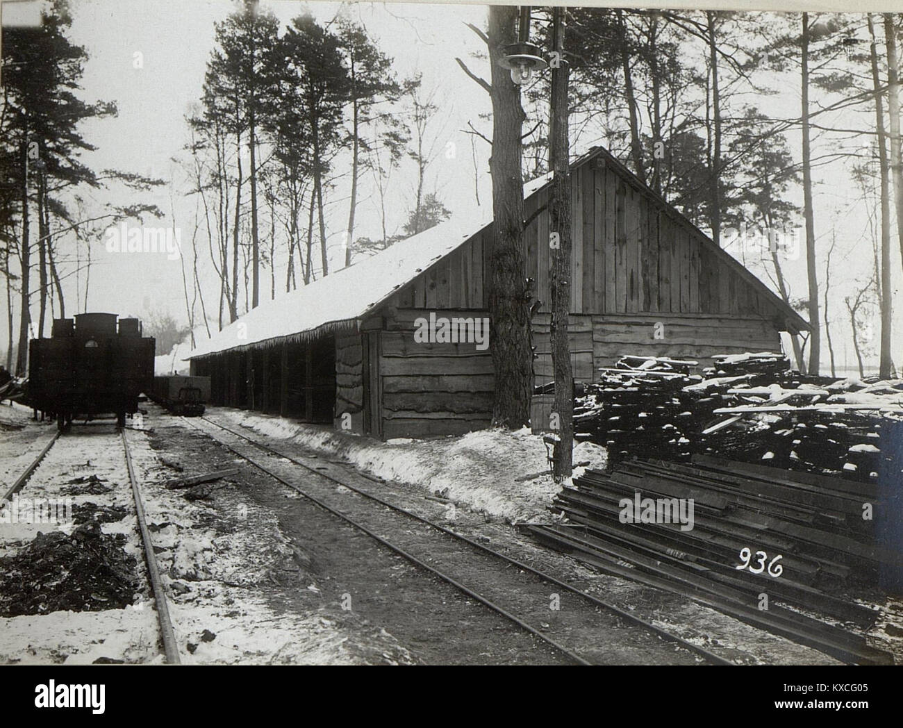 Das Foto mit dem Titel „Ladeaktivität in Galicien“ zeigt Frachtabfertigungsvorgänge in der Region Galicien (historisches Osteuropa) mit Hafenarbeitern, die Kisten und Waren während der späten industriellen Ära transportieren. Stockfoto