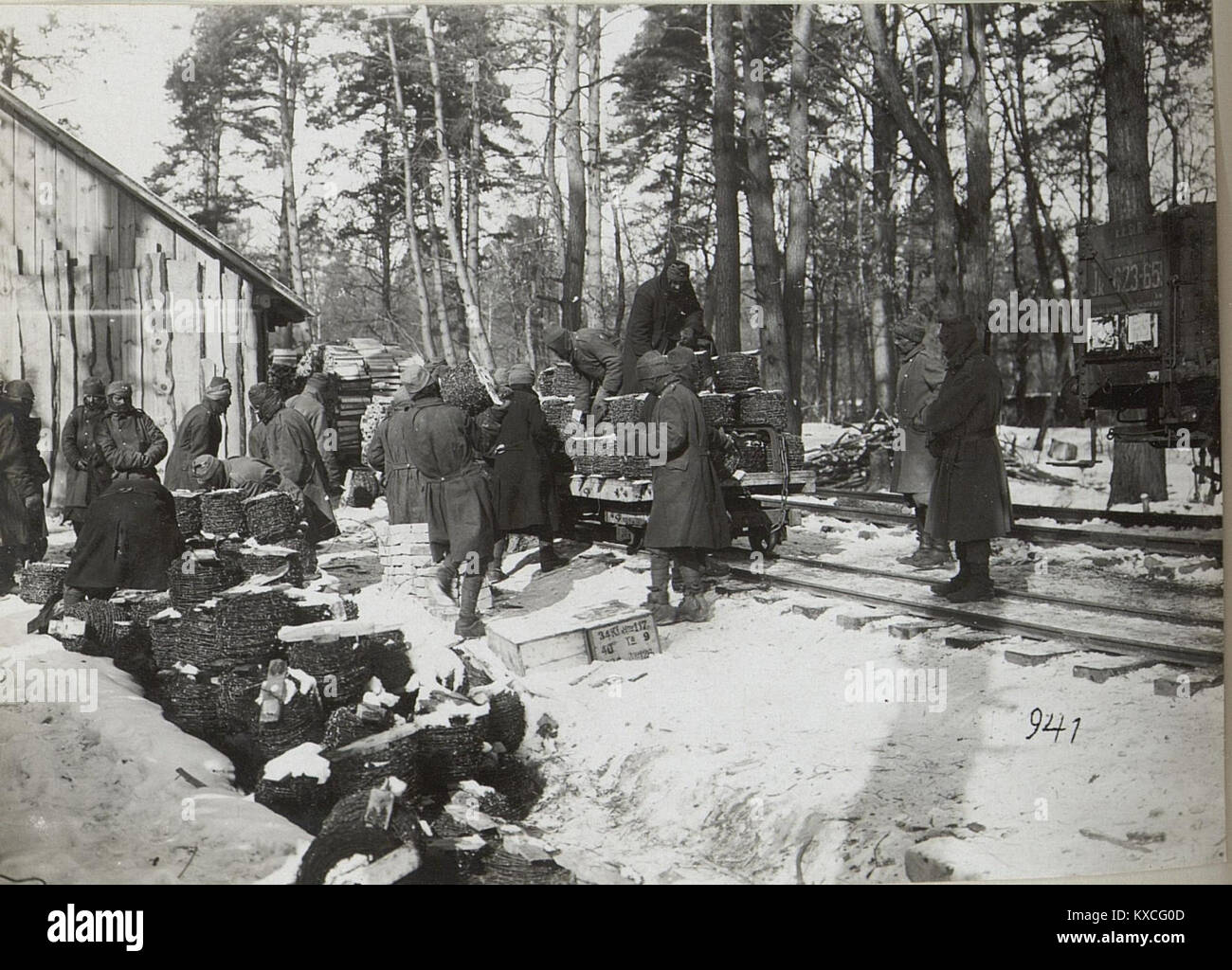 Dieses Bild zeigt die Ladevorgänge in Galicien und zeigt die damaligen regionalen Verkehrs- und Logistikpraktiken auf. Sie spiegelt die wirtschaftliche und industrielle Entwicklung des Gebiets in Osteuropa wider und zeigt die Arbeiter-, Fracht- und Verkehrsinfrastruktur. Stockfoto