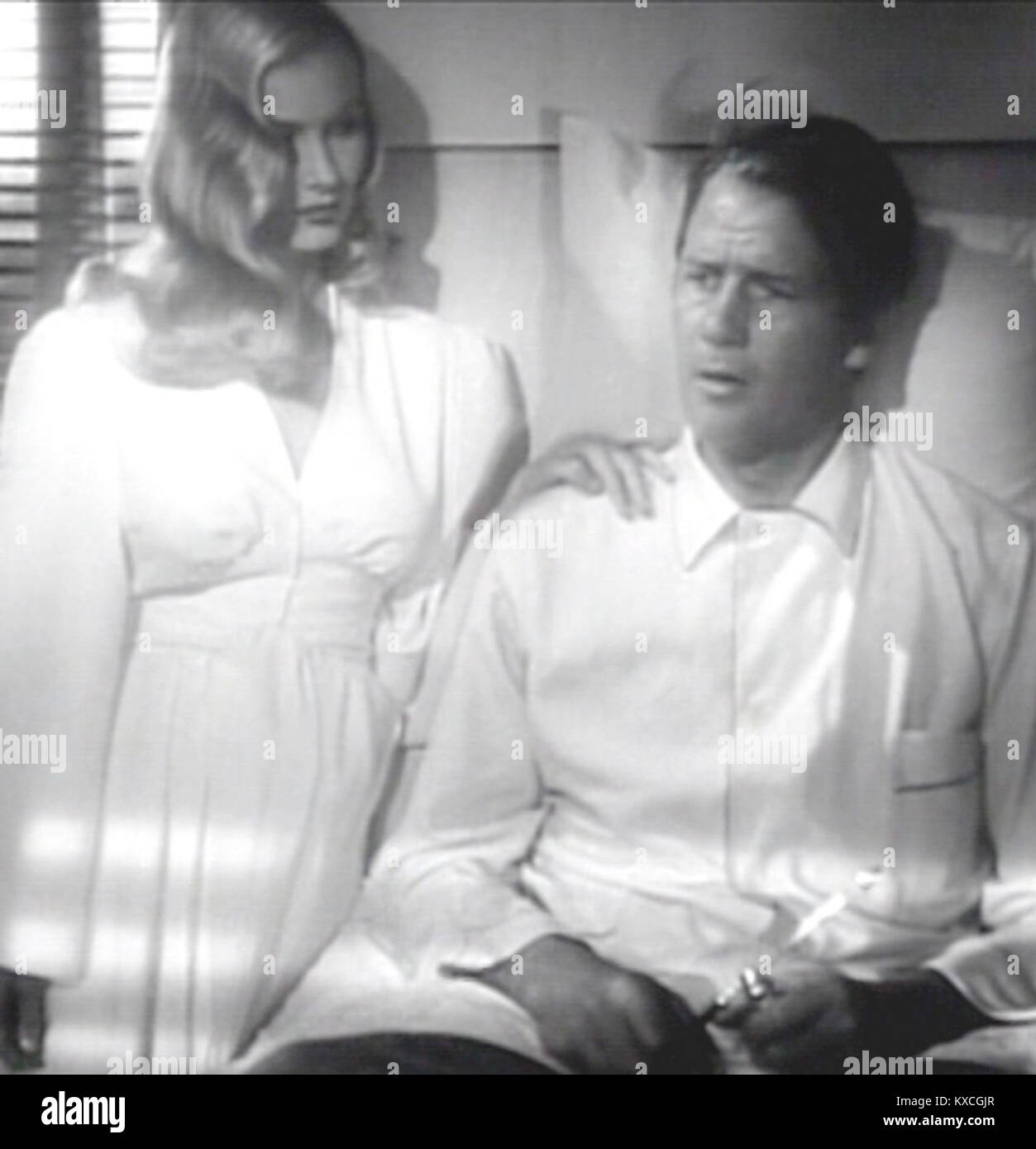 Dieses Bild aus dem Trailer von *Sullivan's Travels* zeigt die Schauspieler Veronica Lake und Joel McCrea. Der Film unter der Regie von Preston Sturges ist eine satirische Komödie aus dem Jahr 1941, die die Filmindustrie und soziale Fragen während der Großen Depression kritisiert. Stockfoto