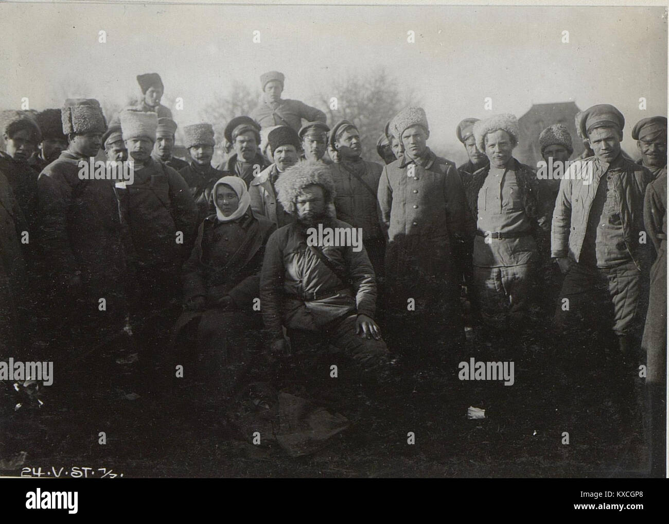 Ein Foto aus dem Jahr 1918, das die humanitäre Situation der damaligen Zeit dokumentiert, zeigt russische Soldaten aus Rumänien in einem Flüchtlingslager in Mardzina. Stockfoto