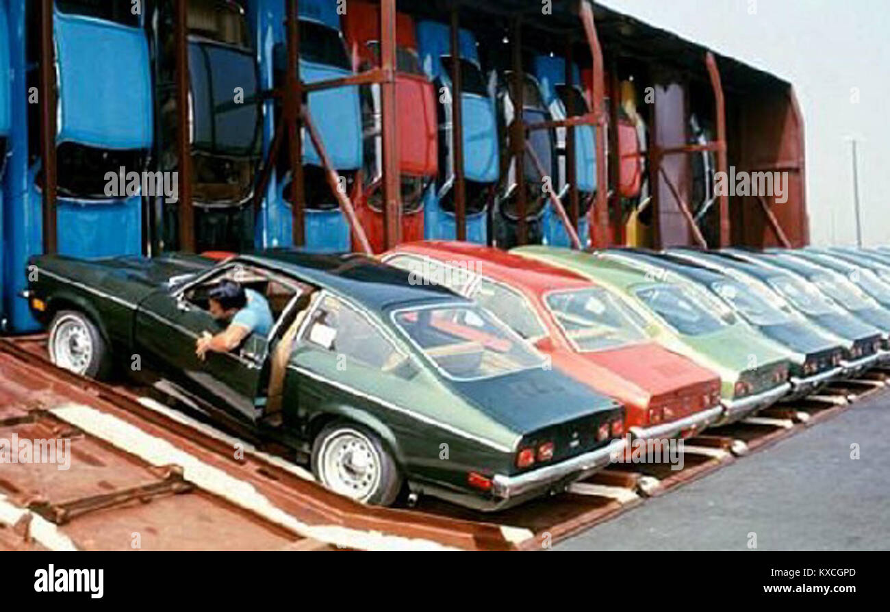 Der Vert-A-Pac war ein spezielles Triebwagendesign, das in den 1970er Jahren für den vertikalen Transport von Kompaktwagen entwickelt wurde, um die Raumeffizienz in der Automobilschifffahrt auf der Schiene zu verbessern. Stockfoto