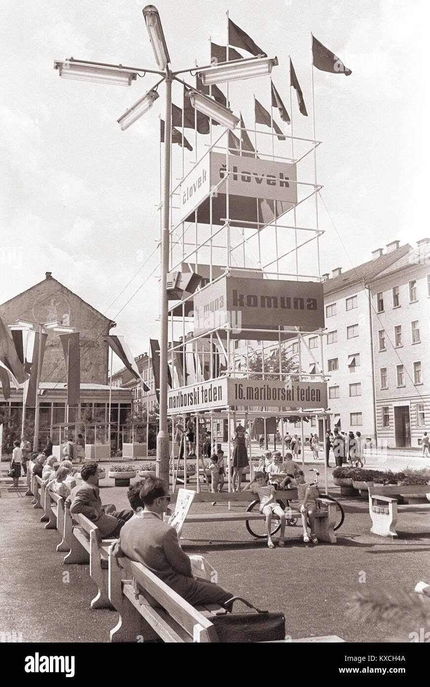 Ein Foto aus dem Jahr 1959, das den Eingang zur jährlichen Veranstaltung der Maribor-Woche in Slowenien feststellt und öffentliche Versammlungen und die lokale Kultur dieser Zeit dokumentiert. Stockfoto