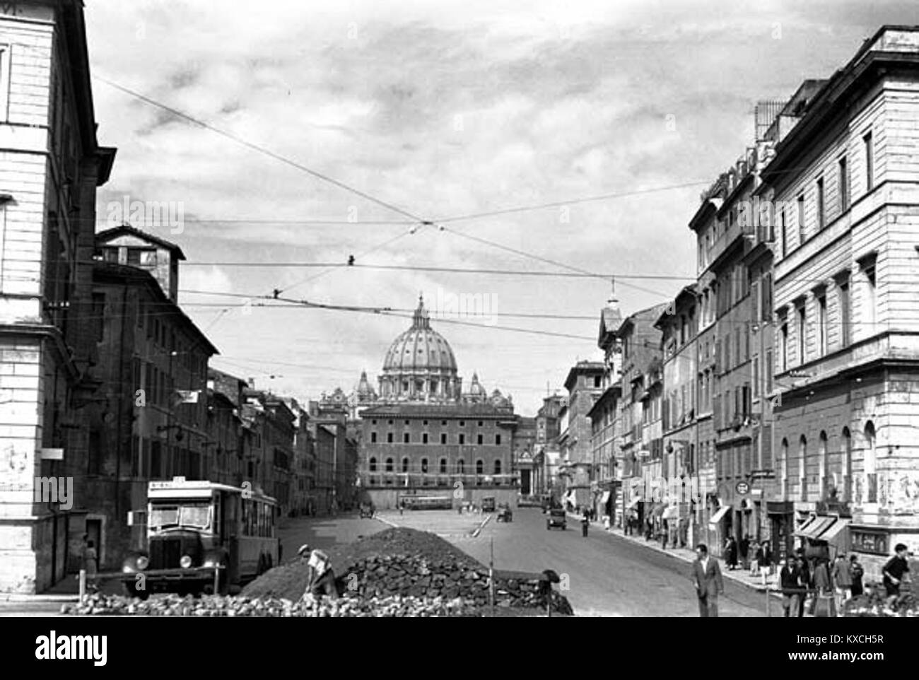Dieses Foto zeigt den Bau der Via della Conciliazione in Rom, Italien, eine wichtige Straße, die zum Petersplatz führt. Das Bild zeigt die architektonischen und städtebaulichen Entwicklungen während des Bauens in den 1930er Jahren Stockfoto