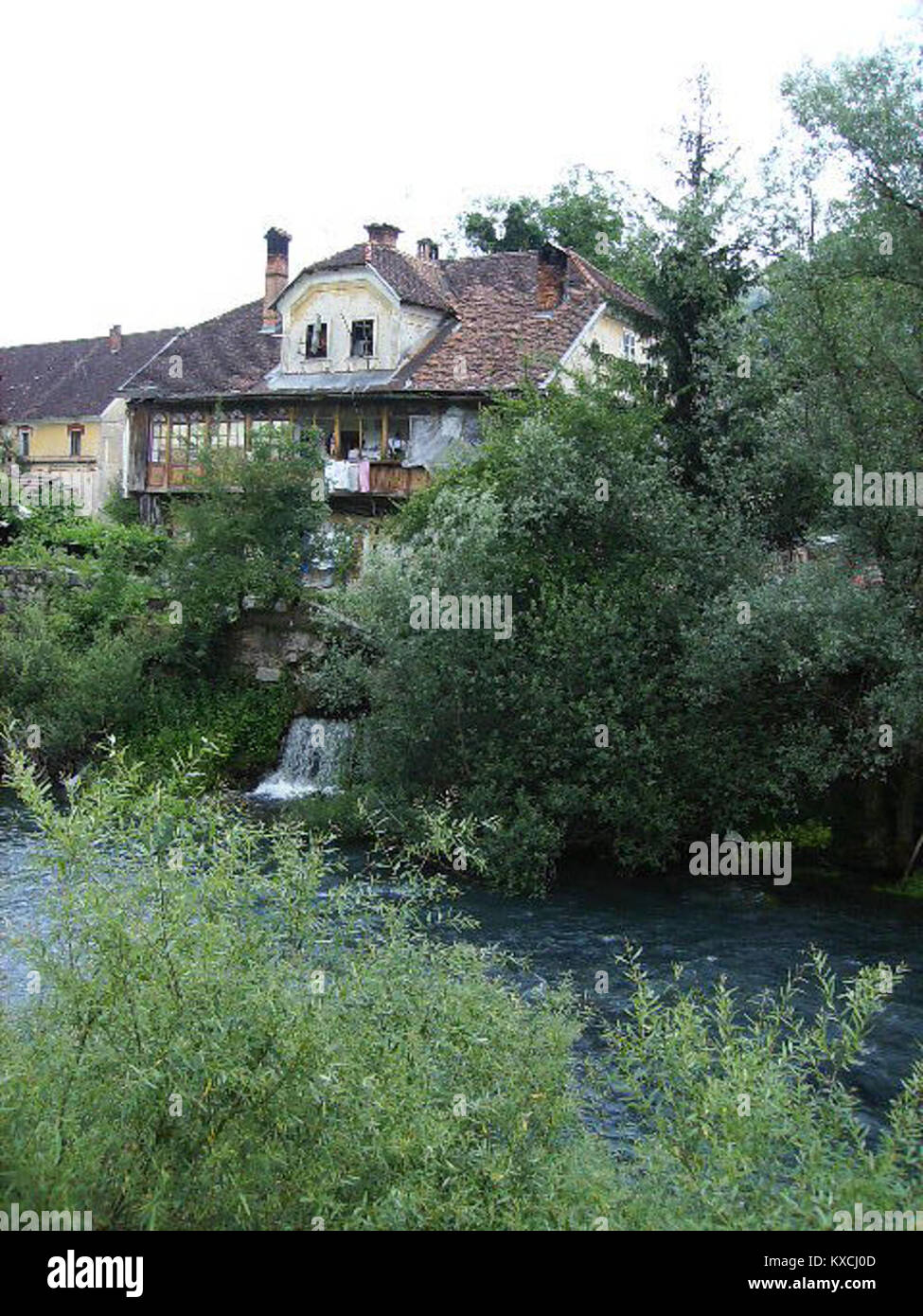 Ein Foto eines alten Hauses in Vrhnika, Slowenien, das traditionelle ländliche Architektur und Materialien zeigt, die in historischen slowenischen Wohnungen verwendet wurden. Stockfoto