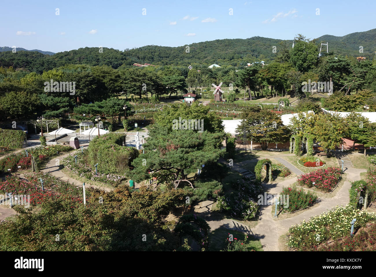 Foto, aufgenommen am 3. Oktober 2015 von Choi Kwang-Mo mit einer Sony RX10-Kamera, die eine moderne Stadtansicht in Südkorea darstellt und architektonische Details und das Leben auf Straßenniveau hervorhebt. Stockfoto