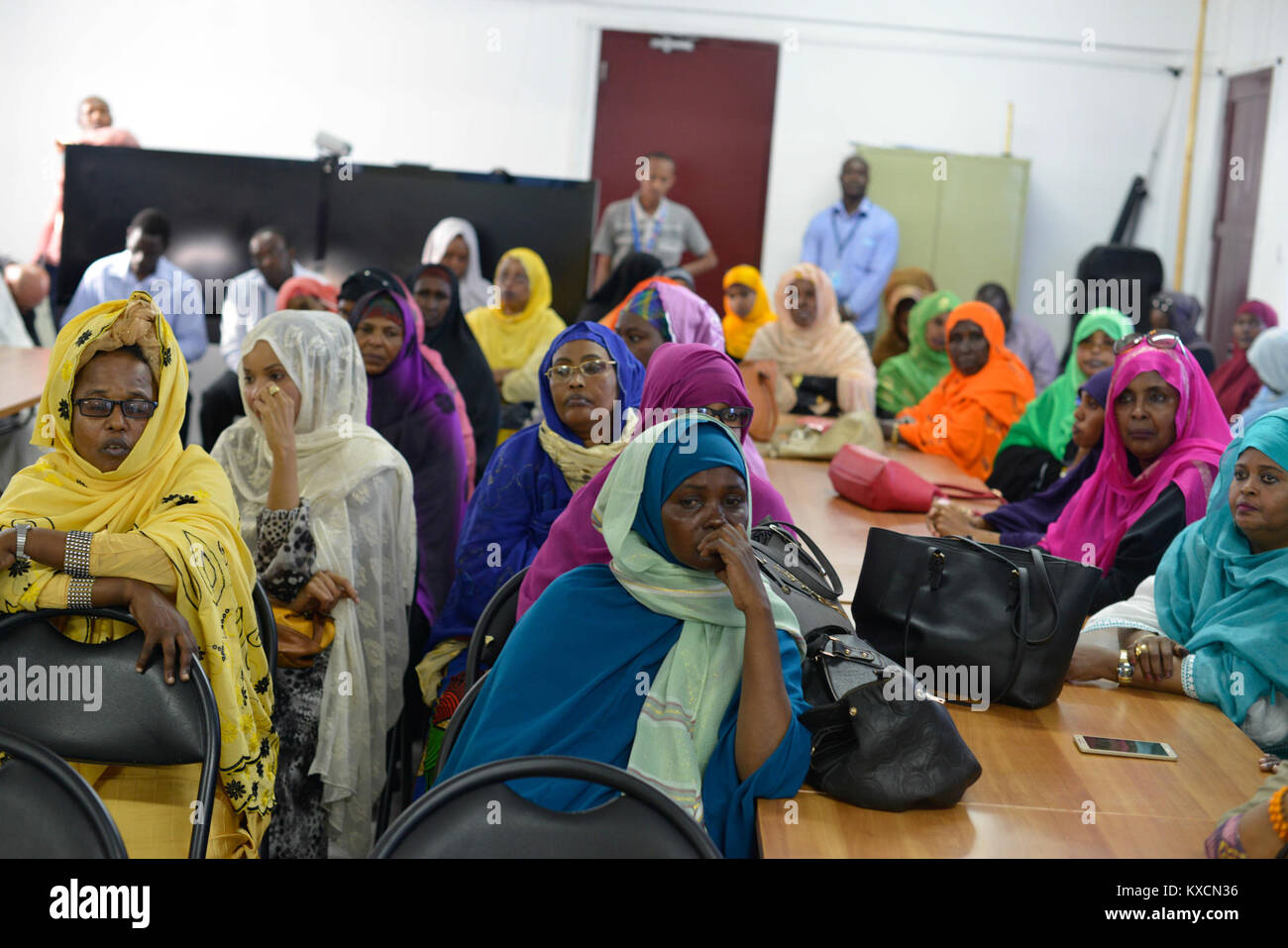 Das Foto zeigt eine Gruppe von 19 somalischen Frauen, die sich 2016 unter der Schirmherrschaft der Mission der Afrikanischen Union in Somalia versammelt haben und die Teilnahme von Frauen am politischen Dialog und am Führungsdialog in Mogadischu hervorheben. Stockfoto