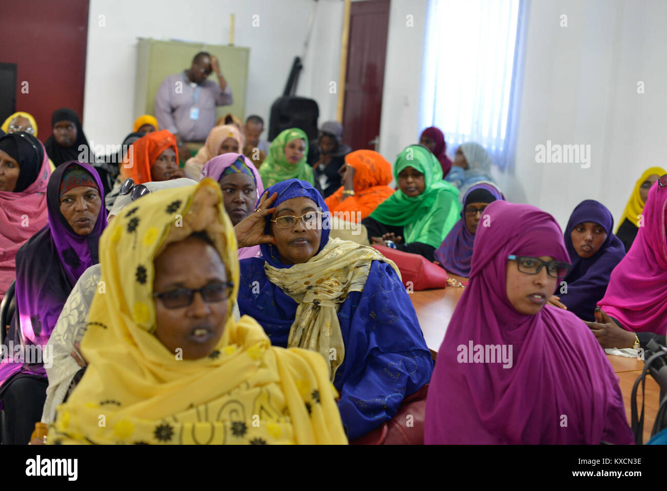 Diese Fotografie aus dem Jahr 2016 zeigt 19 somalische Frauen, die ihre Kleidung, ihr Aussehen und ihre Gruppenanordnung für kulturelle Dokumentationen und soziale Studien zeigen. Stockfoto