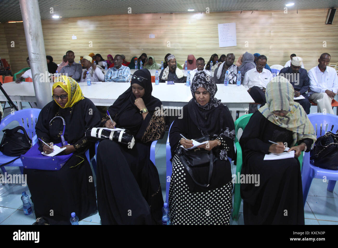Foto aus dem Jahr 2016, das eine Gruppe von 25 Frauen zeigt, die sich an politischen Partizipationsaktivitäten beteiligen. Das Bild unterstreicht das bürgerliche Engagement und die Vertretung von Frauen in öffentlichen und politischen Rollen. Stockfoto