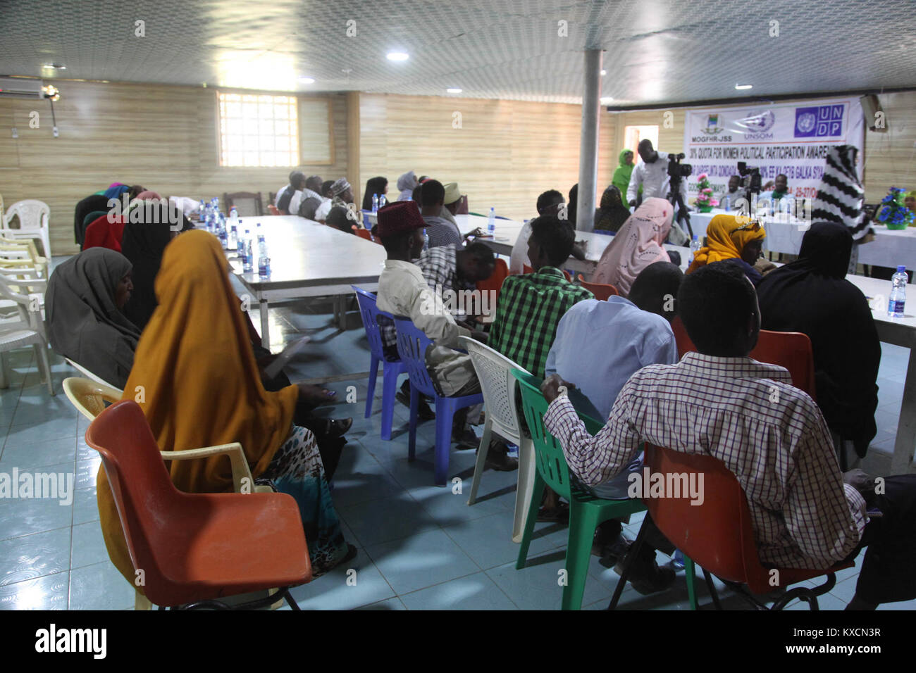 Ein Foto aus dem Jahr 2016, das eine Gruppe von 25 Frauen zeigt, die an einer politischen Veranstaltung teilnehmen, die das politische Engagement und die Führung von Frauen fördert. Stockfoto