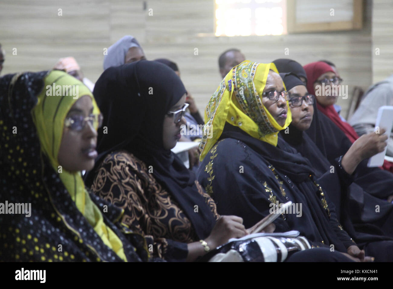 Das Bild mit dem Titel „2016 25 politische Beteiligung der Frauen-9“ scheint eine Veranstaltung zu dokumentieren, die sich auf die politische Beteiligung der Frauen im Jahr 2016 bezieht und wahrscheinlich die Beteiligung an politischen oder staatsbürgerlichen Aktivitäten darstellt. Stockfoto