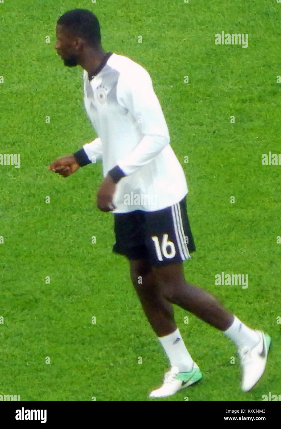 Dieses Bild, das im Finale des FIFA Confederations Cup 2017 aufgenommen wurde, zeigt Antonio Rüdiger, einen wichtigen Spieler im Spiel. Das Turnier führte die besten internationalen Teams aus, die im Fußball auf höchstem Niveau antraten. Stockfoto