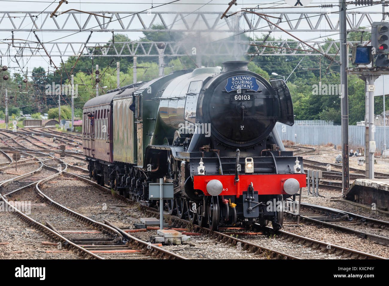 Der Flying Scotsman, einer historischen Dampflok, ist in Carlisle Citadel station in Cumbria gesehen. Stockfoto