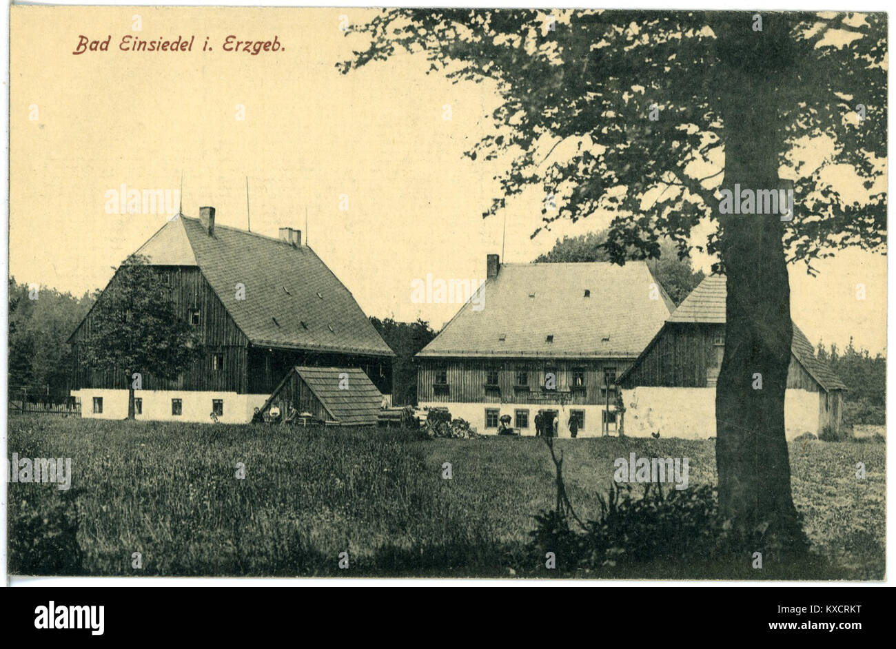 Eine 1919 von Brück & Sohn Kunstverlag veröffentlichte Ansicht des Dorfes Deutsch-Einsiedel im Erzgebirge, die seine Siedlung auf einem bewaldeten Hügel und die umliegende Landschaft im frühen Nachkriegsdeutschland zeigt. Stockfoto