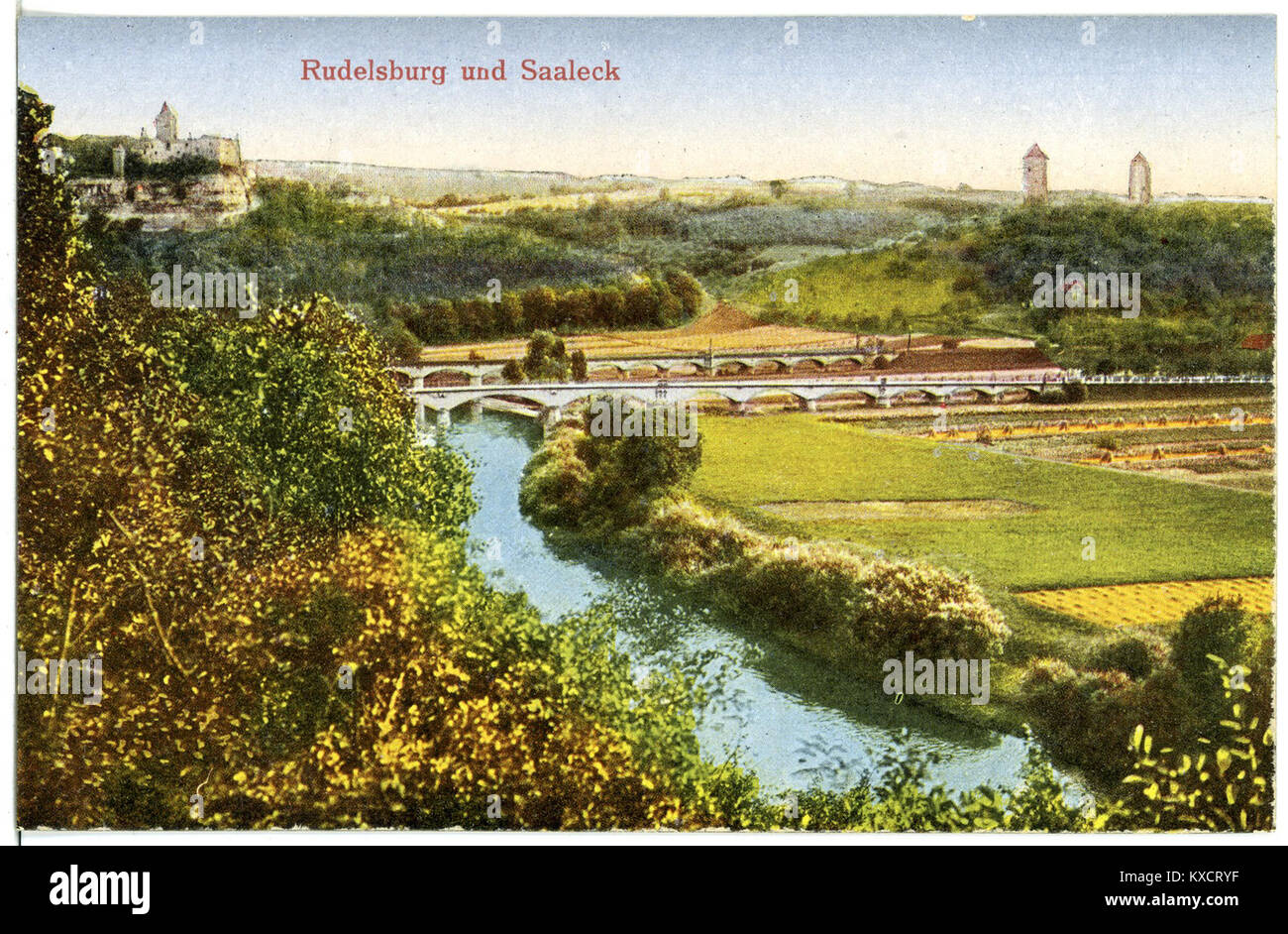 Postkarte aus dem Jahr 1919 mit Schloss Rudelsburg und Schloss Saaleck in der Nähe der Saale in Deutschland, mit Steinmauern, Türmen und umliegender Waldlandschaft. Stockfoto
