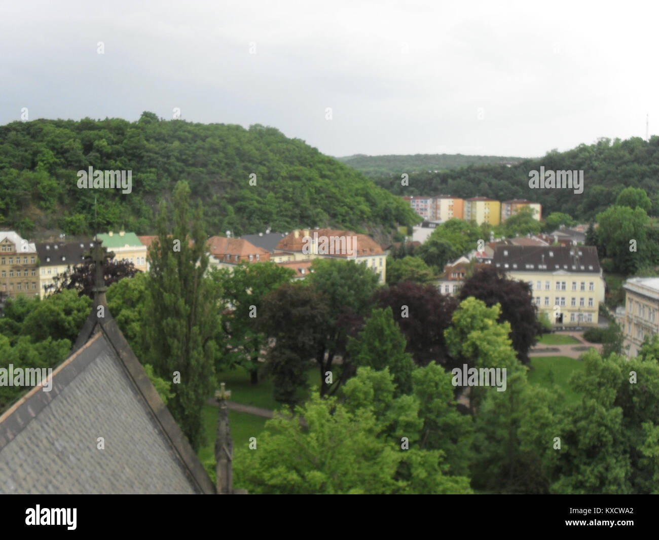 Die Kirche St. Elisabeth von Ungarn in Teplice-Šanov (Tschechische Republik) ist eine neogotische Pfarrkirche, die zwischen 1862 und 1877 erbaut wurde und unter Denkmalschutz steht; das Bild vom 23. Mai 2014 zeigt den Turm, die Backsteinhalle und die denkmalgeschützte Umgebung. Stockfoto