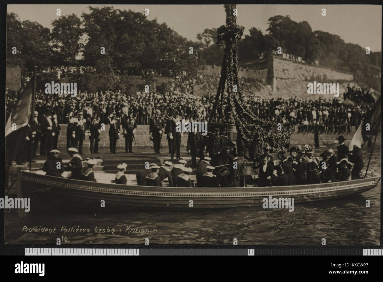 Ein historisches Foto, das den Besuch des französischen Präsidenten Armand Fallières in Kristiania (heute Oslo), Norwegen, dokumentiert. Das Bild zeigt die offizielle Veranstaltung und das öffentliche Treffen im frühen 20. Jahrhundert. Stockfoto