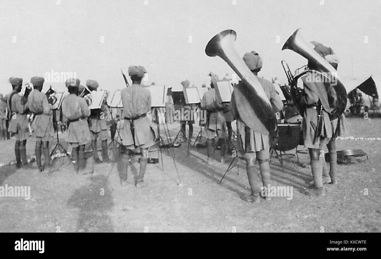 Ein Foto von 1917 der 25. Punjabis-Band, 9. Punjab-Regiment, aufgenommen in Miran Shah, Britisch-Indien. Es zeigt die Regimentsmusiker während des Ersten Weltkriegs und veranschaulicht Uniformen, Instrumente und das koloniale Militärleben. Stockfoto