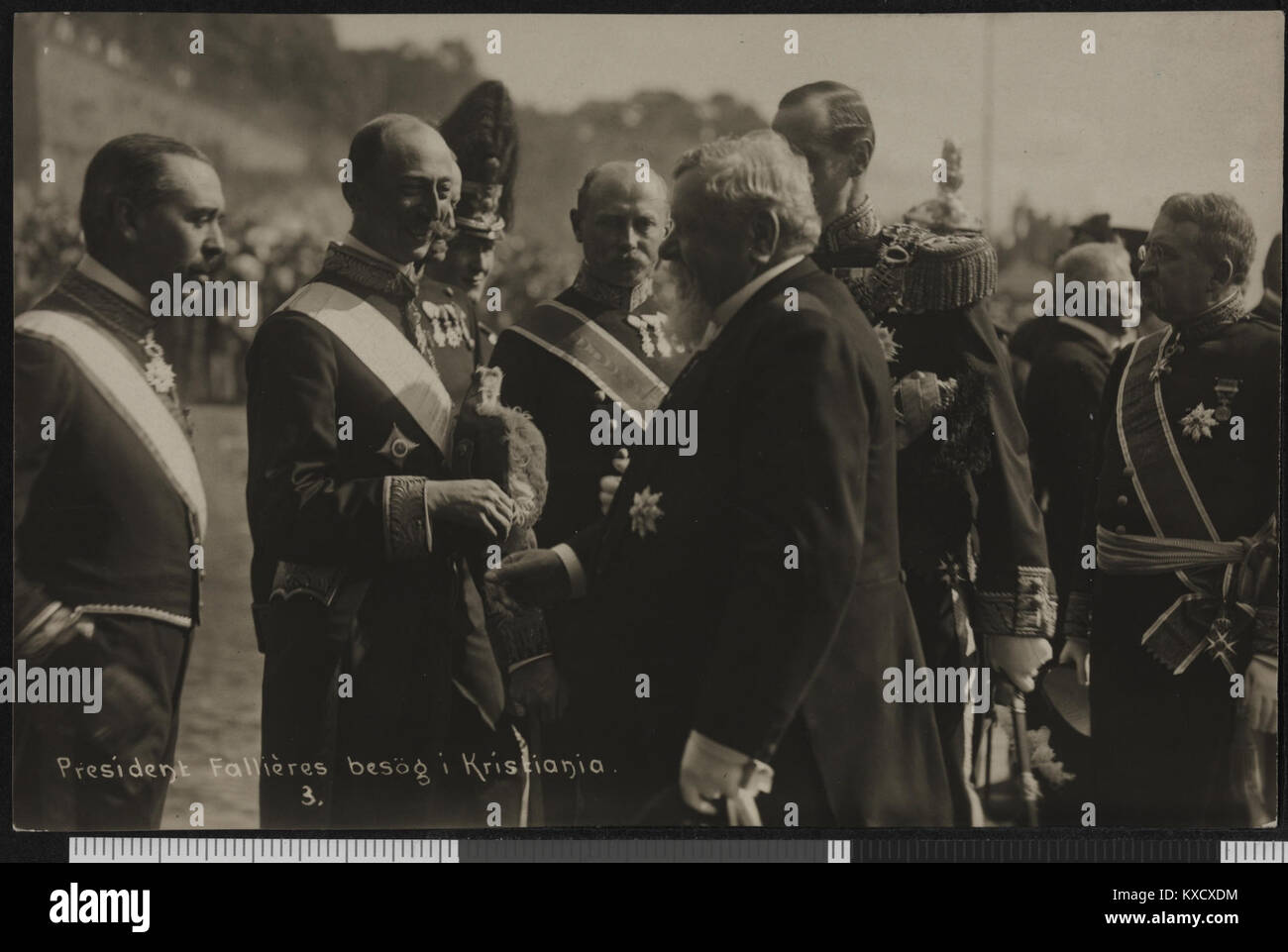 Ein historisches Foto, das den Besuch des französischen Präsidenten Armand Fallières in Kristiania (heute Oslo) in Norwegen zeigt. Das Bild dokumentiert die diplomatischen Beziehungen zwischen Frankreich und Norwegen im frühen 20. Jahrhundert. Stockfoto
