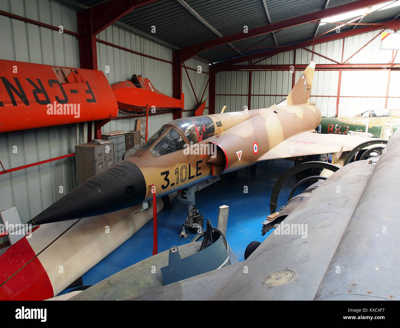 Das Mirage 3C-Kampfflugzeug, das im Musée de l'épopée de l'Industrie et de l'Aéronautique in Frankreich ausgestellt ist und die Luft- und Raumfahrttechnik der Mitte des 20. Jahrhunderts repräsentiert. Stockfoto