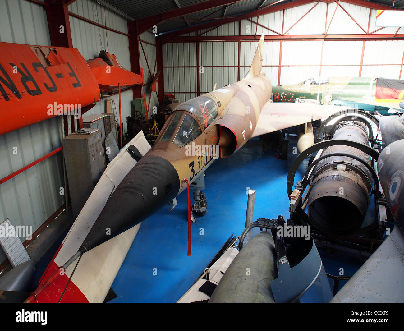 Foto mit einem Flugzeug der Dassault Mirage III C im Musée de l'épopée de l'Industrie et de l'Aéronautique in Frankreich. Das Bild zeigt die Struktur und die Ausstellungsumgebung des Jets. Stockfoto
