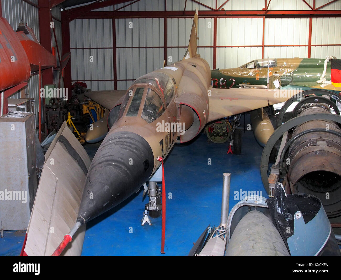 Ein Foto des Düsenjägers Dassault Mirage III C, ausgestellt im Musée de l’Epopée de l’Industrie et de l’Aéronautique. Das Flugzeug repräsentiert das französische Luftfahrt- und Industrietechnik-Erbe. Stockfoto