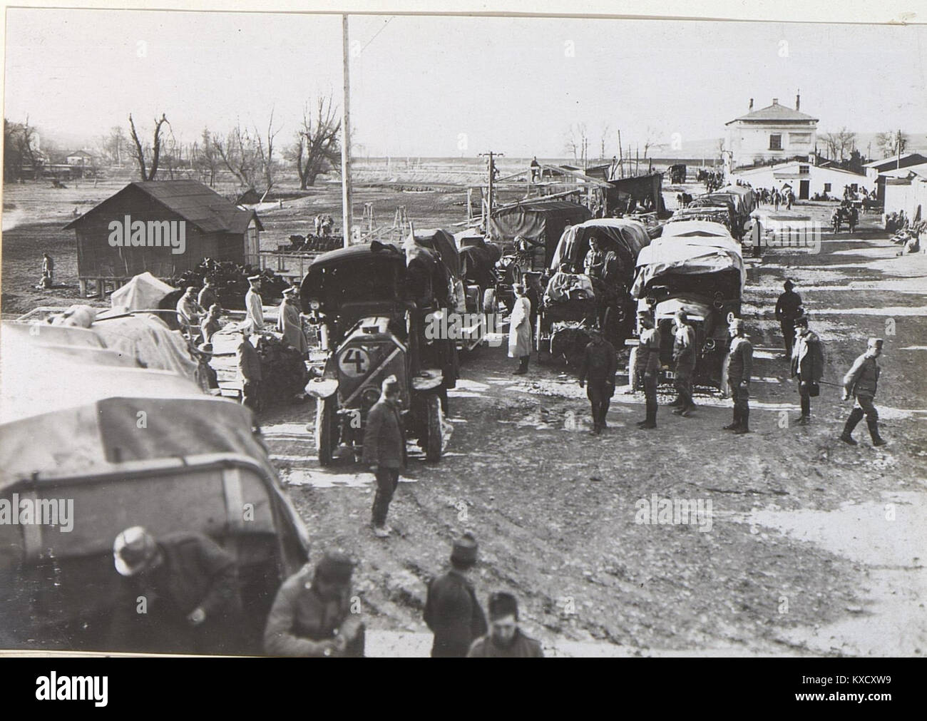 Ein historisches Foto aus dem Ersten Weltkrieg, das die Beladung einer 30,5 cm großen Mörserbatterie am Bahnhof Brzezany zeigt. Das Bild dokumentiert militärische Logistik und schwere Artillerieoperationen im Jahr 1917. Stockfoto