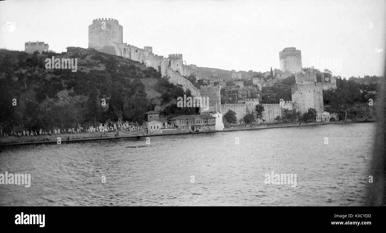 Ein Foto der Rumeli-Festung auf dem Bosporus in Istanbul, Türkei, zeigt die mittelalterlichen Befestigungen und ihre Position entlang der Meerenge. Stockfoto