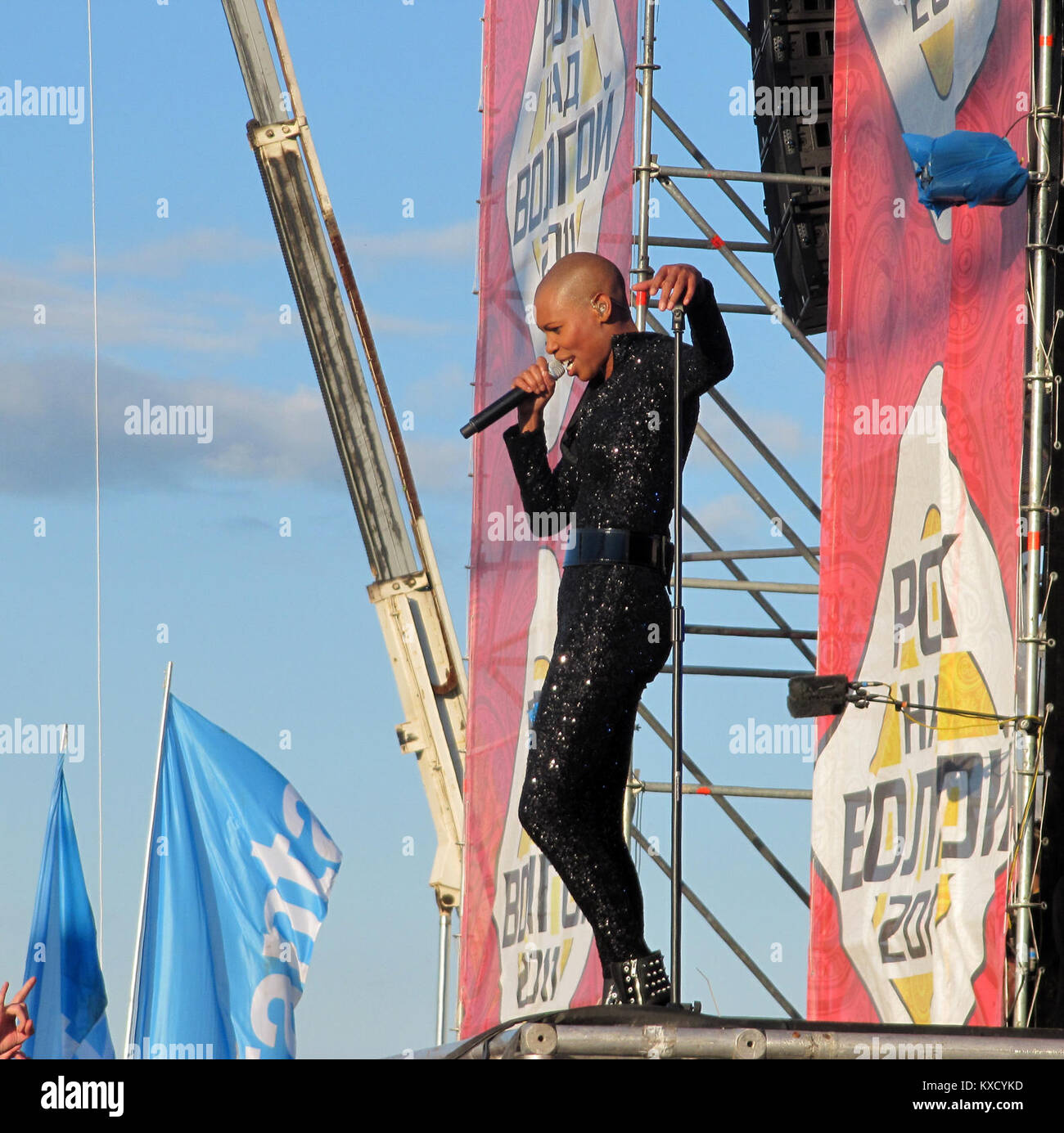Ein Foto aus dem Musikfestival The Rock on the Volga, das die britische Rockband Skunk Anansie live zeigt und internationale Musikkultur und Performance-Kunst repräsentiert. Stockfoto