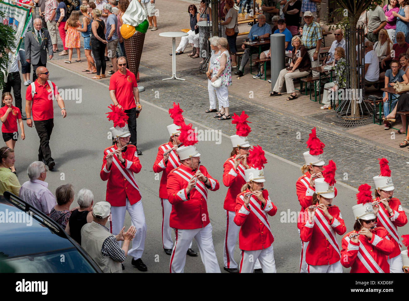 Szene vom Wanfrieder Schützenfest 2016 in Wanfried, Deutschland, mit einem traditionellen deutschen Schießfest mit Umzügen, Musik und Gemeinschaftsfeiern Stockfoto