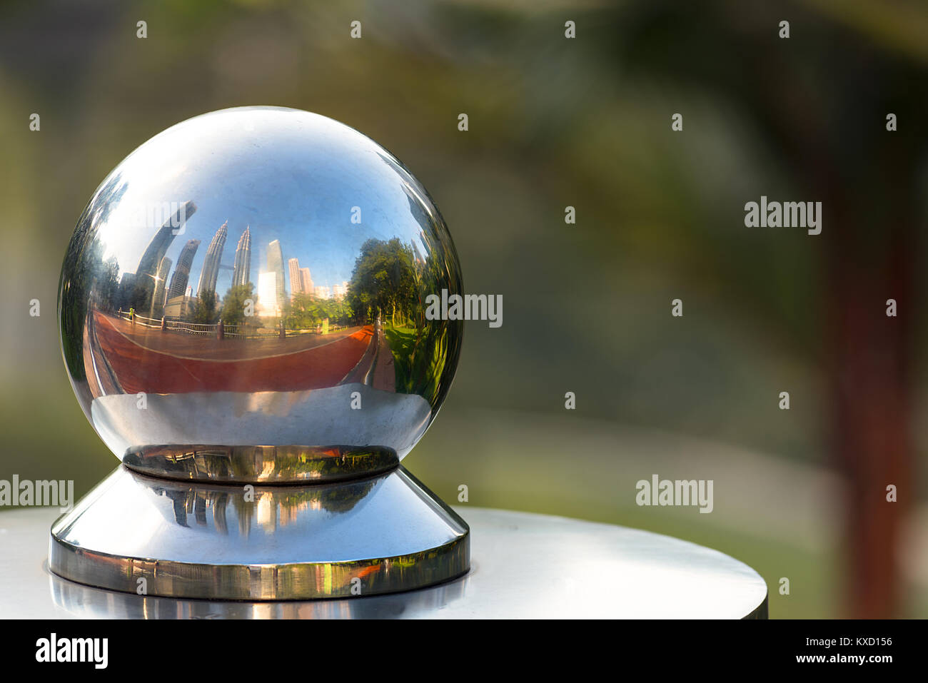 02.05.2017, Kuala Lumpur, Malaysia. Kuala Lumpur Petronas Twin Towers und Sky line in einem polierten Metall Kugel im Park wider. Stockfoto