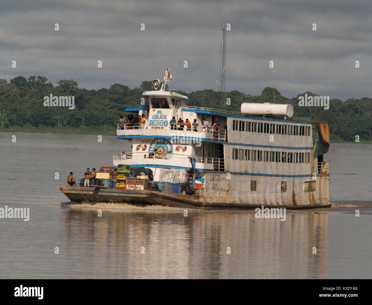 Amazonas, Peru - Dec 12, 2017: Cargo Schiff in der Mitte des Amazonas Stockfoto