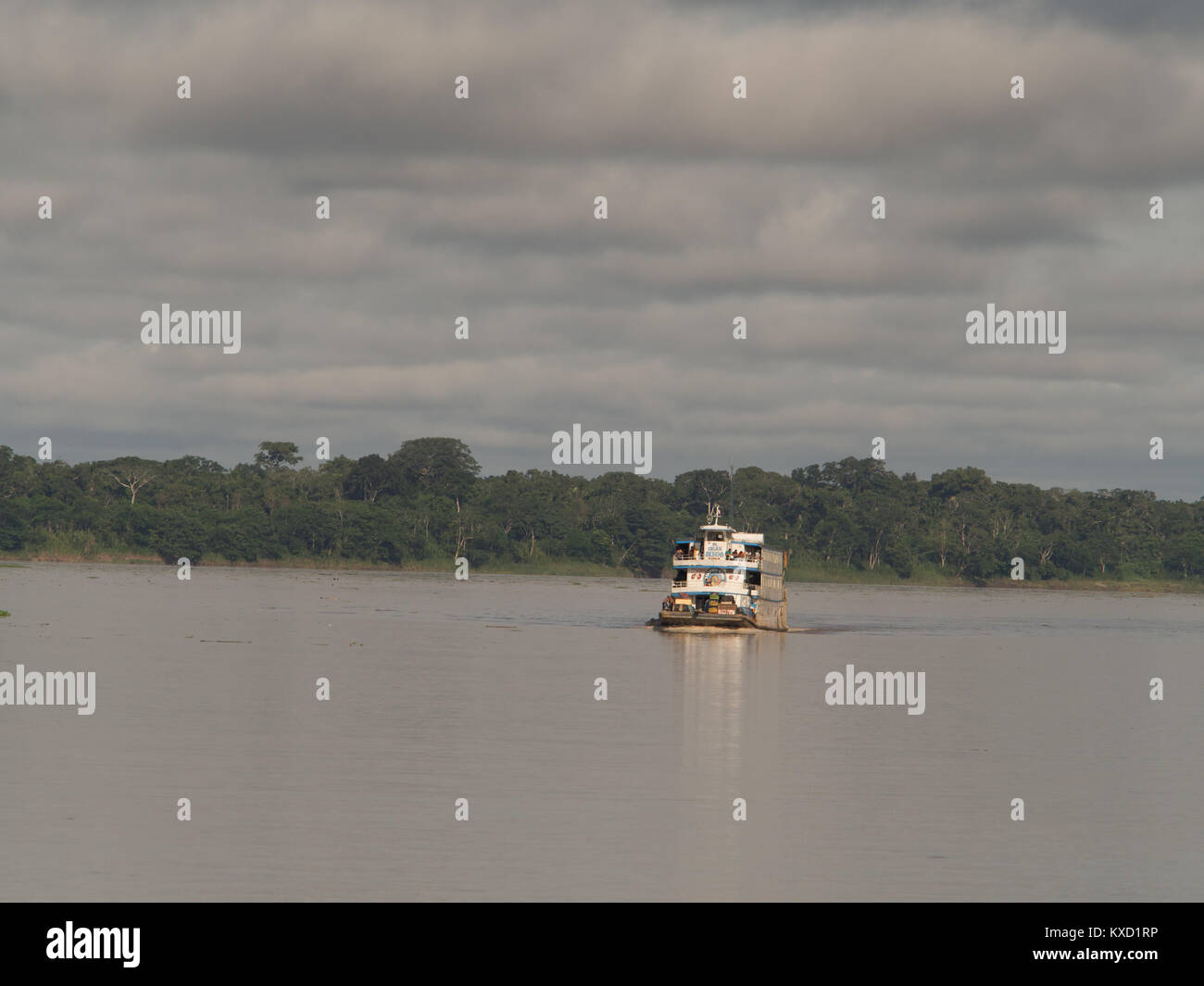Amazonas, Peru - Dec 12, 2017: Cargo Schiff in der Mitte des Amazonas Stockfoto