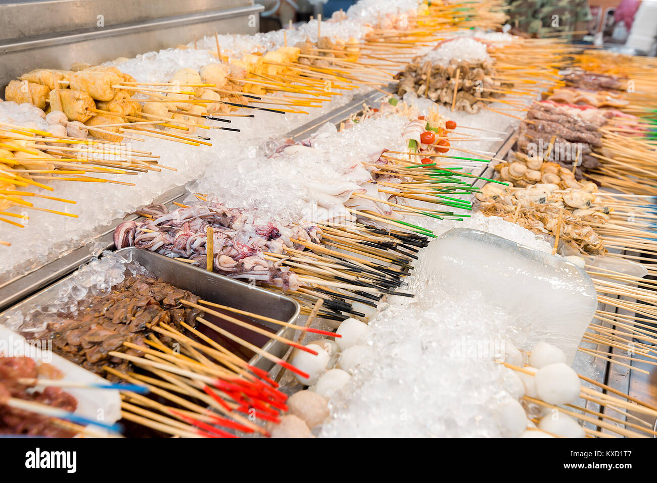 Fleisch und Meeresfrüchte satay Sticks auf Eis zur Auswahl bereit und Kochen auf einer Straße Garküche. Stockfoto