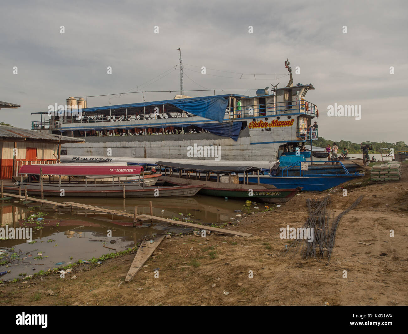 Caballococha, Peru - Dec 11, 2017: Cargo Boot im Hafen auf dem Amazonas. Stockfoto