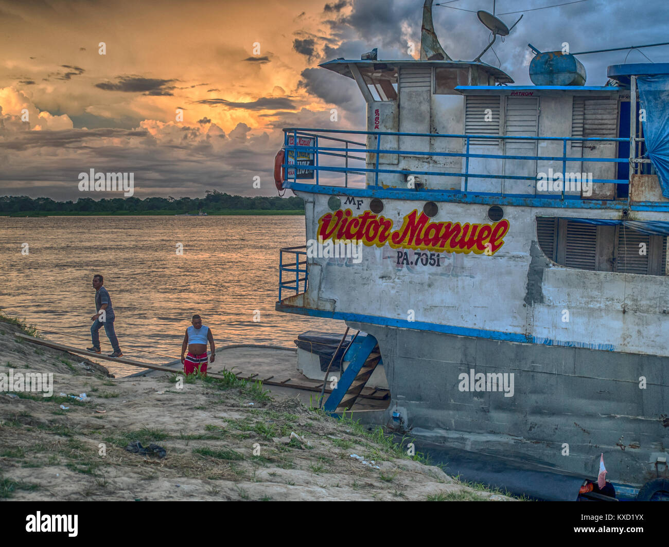 Santa Rosa, Peru - Dezember 11, 2017: Cargo Boot auf dem Amazonas auf dem Hintergrund der Sonne Stockfoto