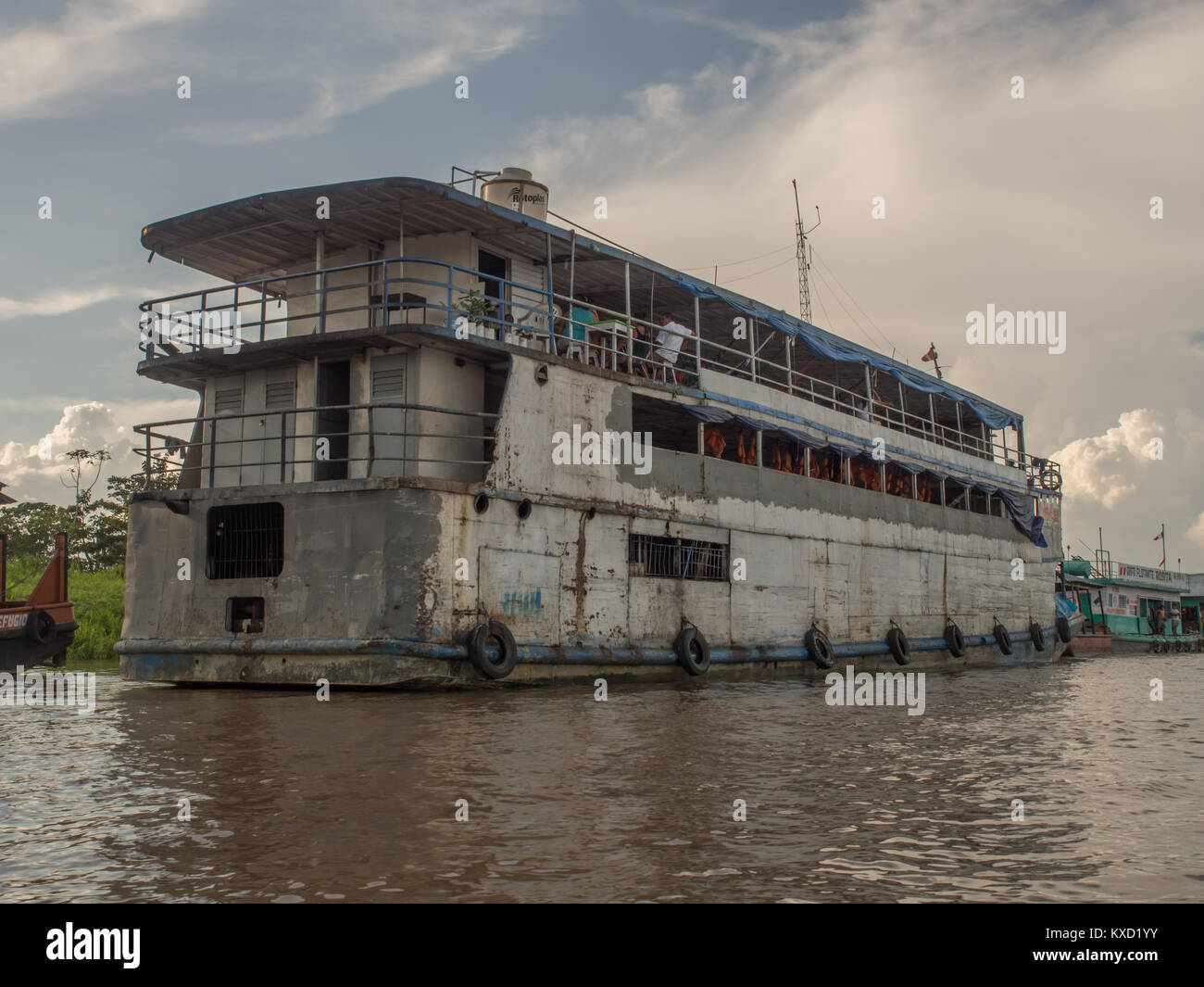 Santa Rosa, Peru - Dezember 11, 2017: Cargo Boot auf dem Amazonas auf dem Hintergrund der Sonne Stockfoto