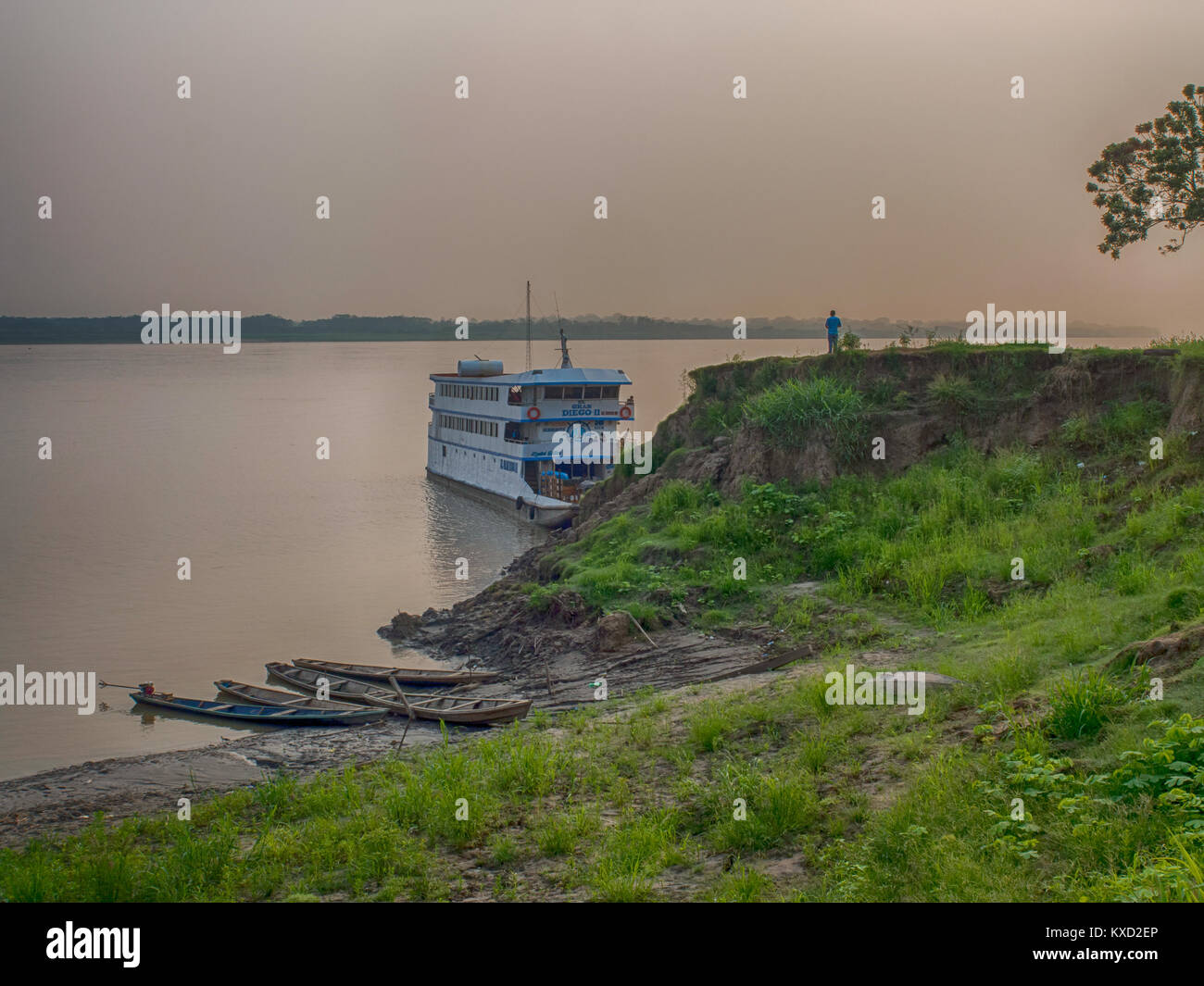 Caballococha, Peru - 19.September 2017: Cargo Boot im Hafen auf dem Amazonas während der niedrigen Wasser Jahreszeit Stockfoto