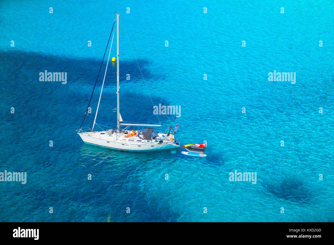 Blick auf Cala Macarella und Segelboot, Menorca, Balearen, Spanien Stockfoto