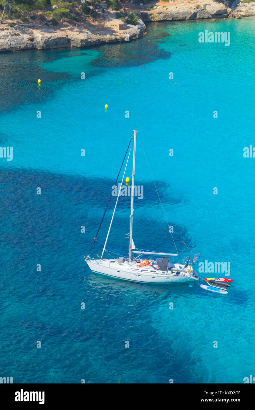 Blick auf Cala Macarella und Segelboot, Menorca, Balearen, Spanien Stockfoto
