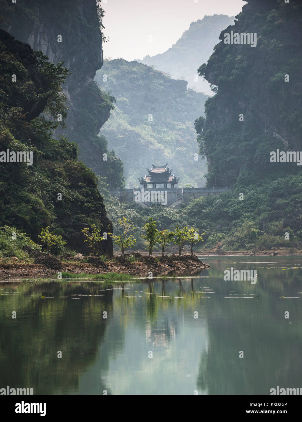 Low Angle malerischer Blick auf den See gegen Berge Stockfoto