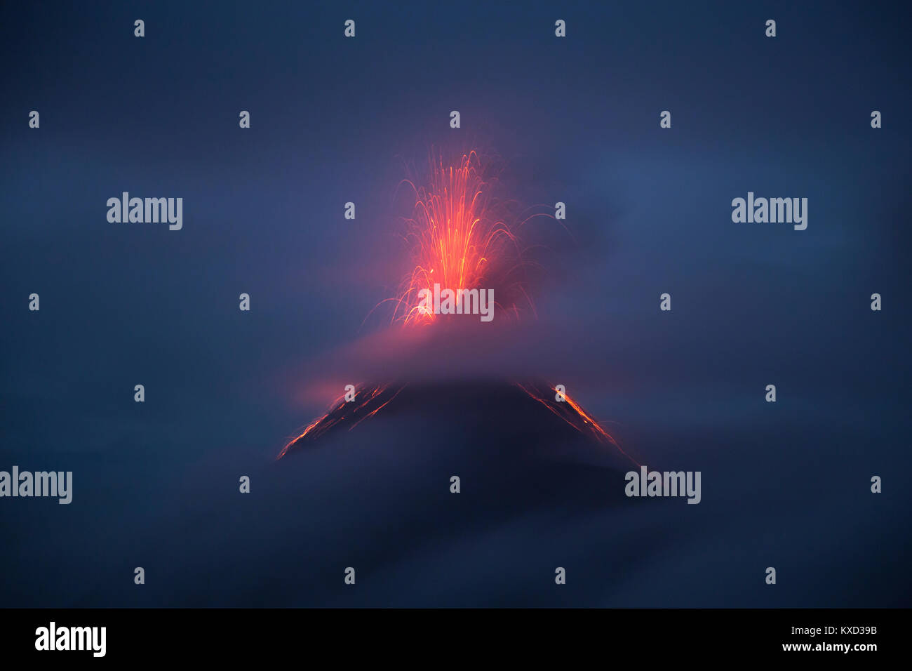 Idyllischer Blick auf den aktiven Vulkan zu Acatenango Stockfoto