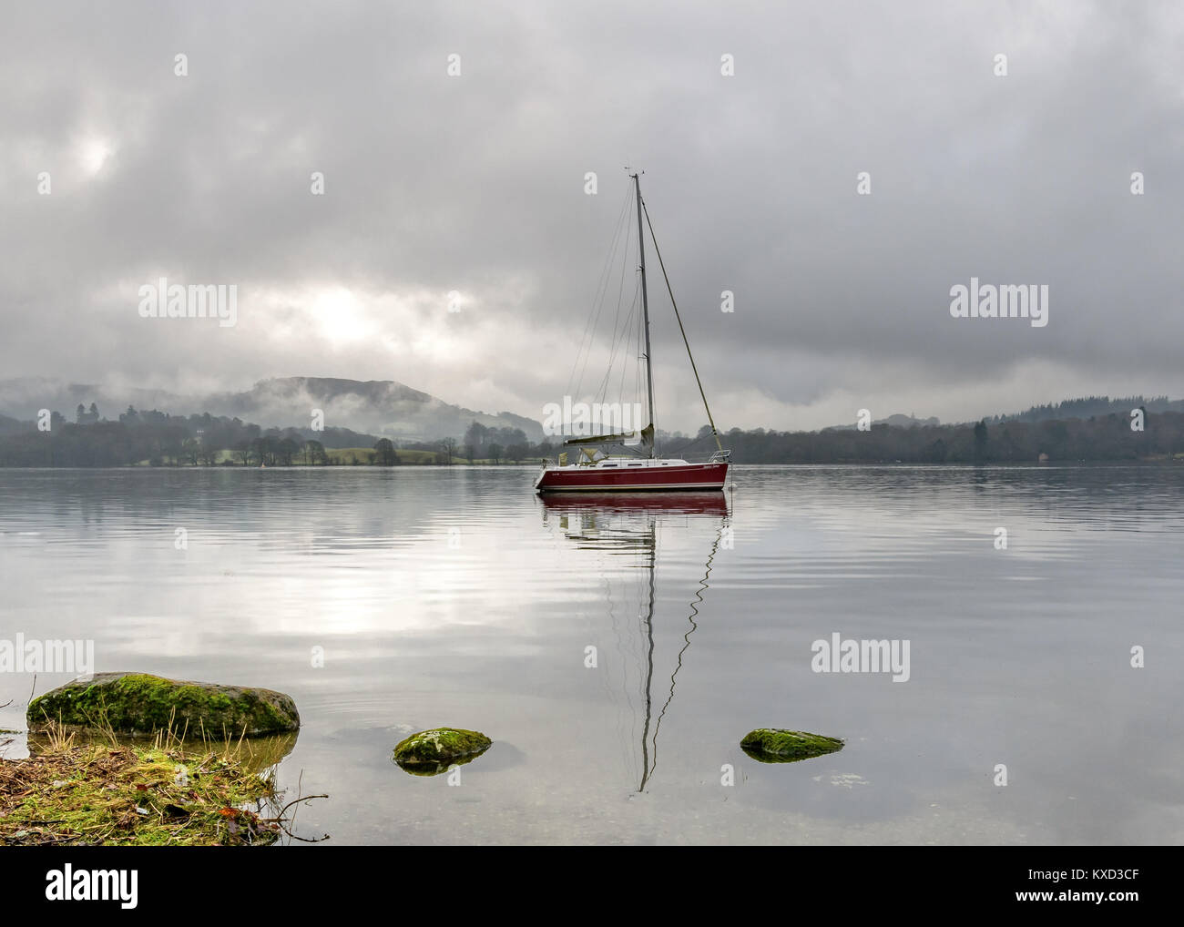 Rote Segelboot in Windermere wider mit weichen diffuses Licht und Nebel Stockfoto
