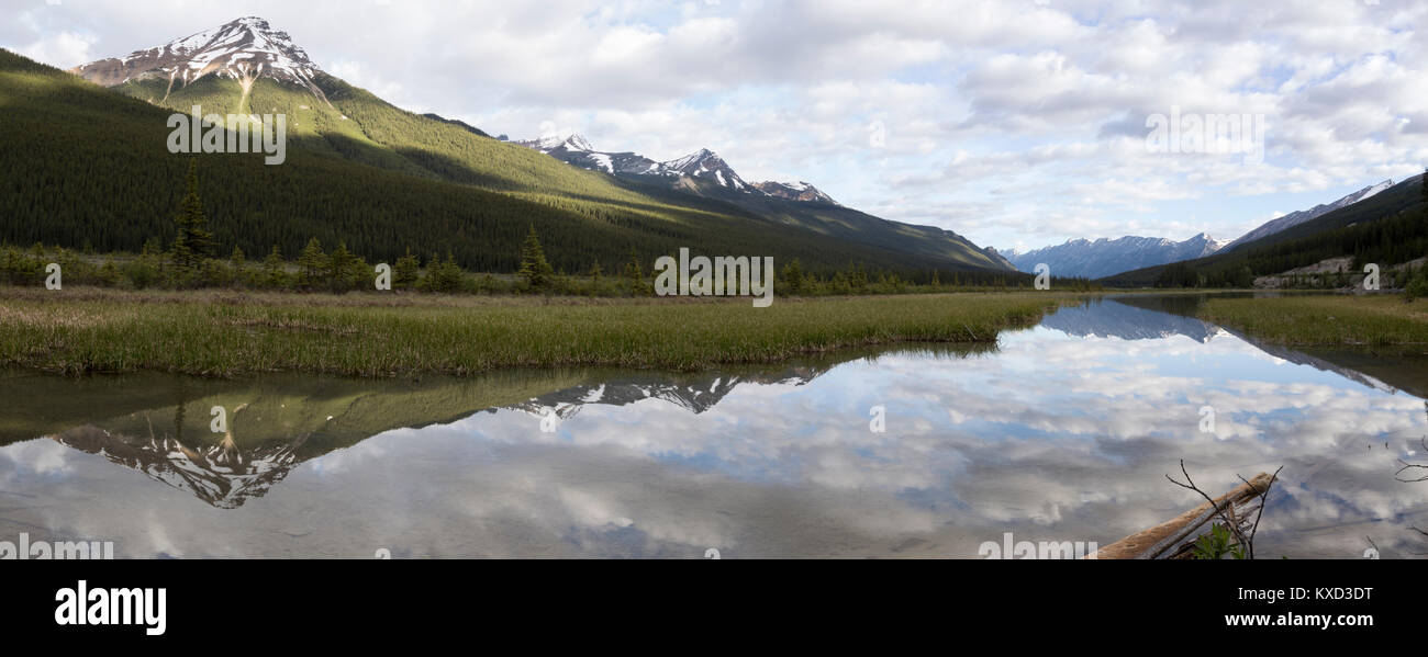 Panoramablick auf den von Bergen gegen bewölkter Himmel Stockfoto