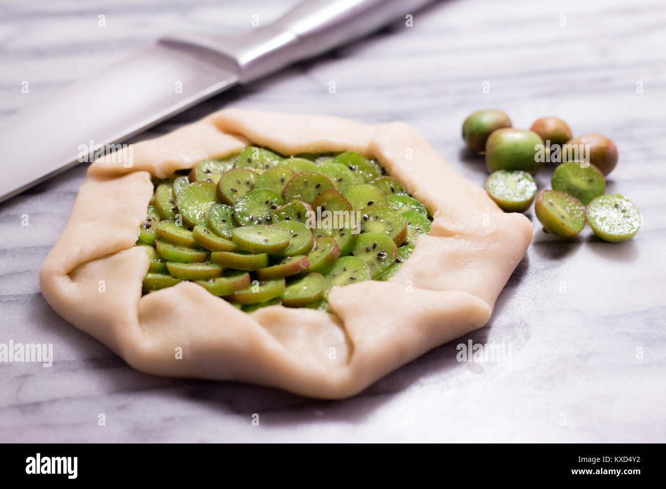 Hohe Betrachtungswinkel der Kiwi tart auf Tisch Stockfoto